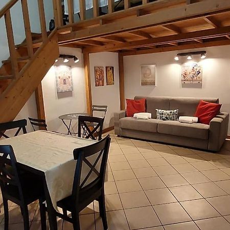 Gemelli Holidays -2 Easy Lofts, Groundfloor With Courtyard, Mezzanine Bedroom, Baby & Pet Friendly, Near Monte Mario Station Connecting To Center In 20 Minutes, 2 Steps From Bus, Groceries, Restaurants, Park, Cycle Path - Warm Guest Care In 4 Languag Luaran gambar