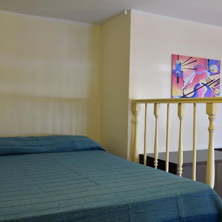 Gemelli Holidays -2 Easy Lofts, Groundfloor With Courtyard, Mezzanine Bedroom, Baby & Pet Friendly, Near Monte Mario Station Connecting To Center In 20 Minutes, 2 Steps From Bus, Groceries, Restaurants, Park, Cycle Path - Warm Guest Care In 4 Languag Luaran gambar