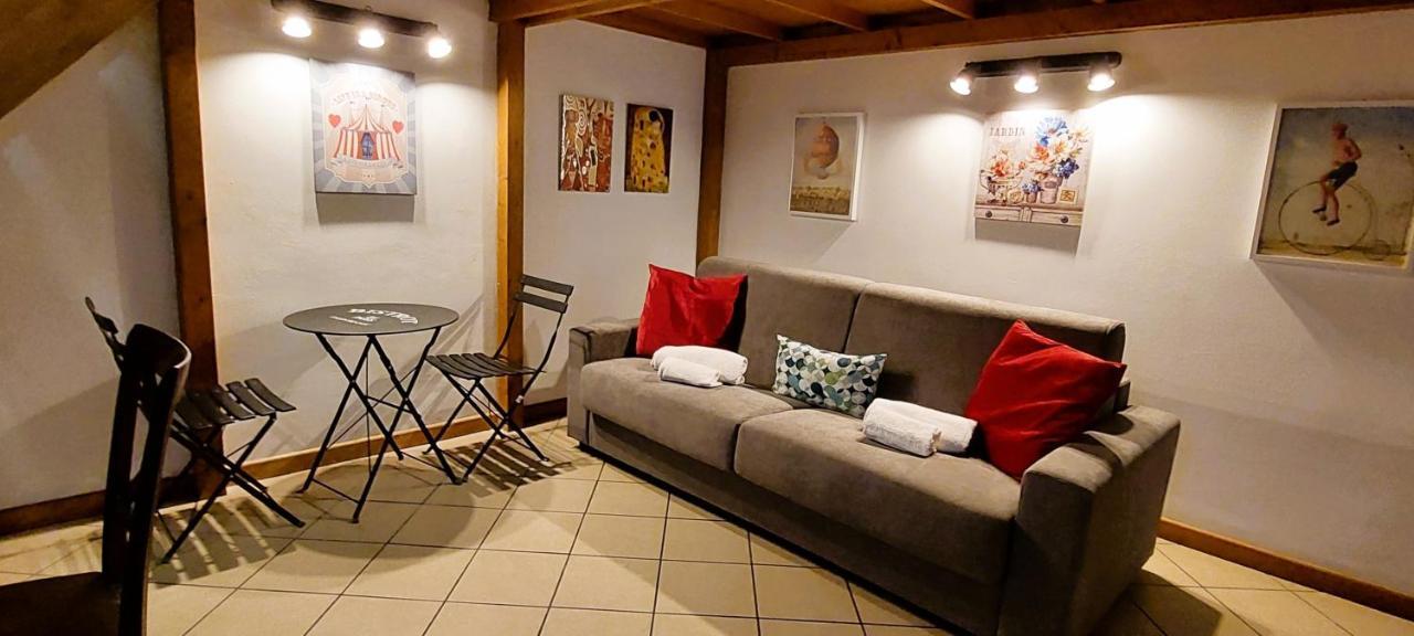 Gemelli Holidays -2 Easy Lofts, Groundfloor With Courtyard, Mezzanine Bedroom, Baby & Pet Friendly, Near Monte Mario Station Connecting To Center In 20 Minutes, 2 Steps From Bus, Groceries, Restaurants, Park, Cycle Path - Warm Guest Care In 4 Languag Luaran gambar