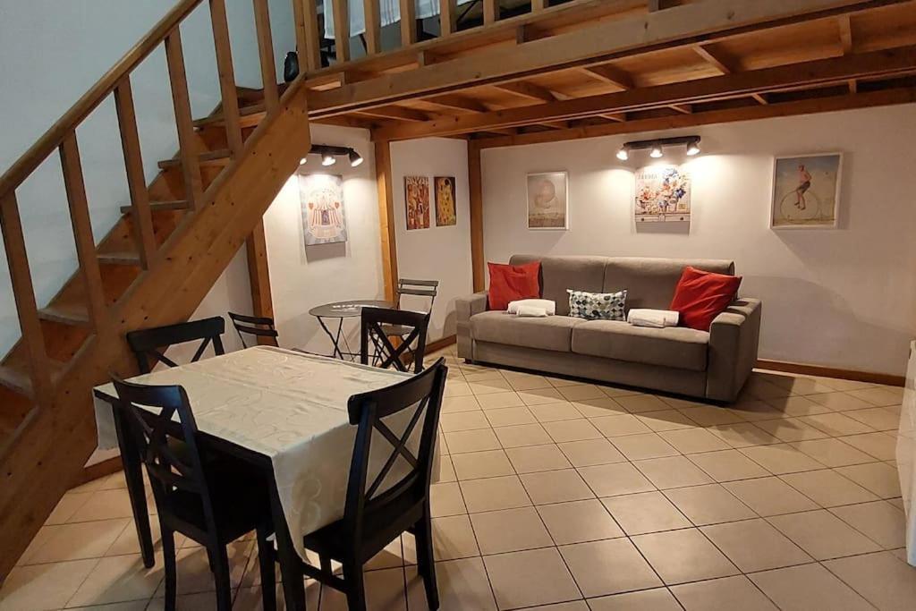 Gemelli Holidays -2 Easy Lofts, Groundfloor With Courtyard, Mezzanine Bedroom, Baby & Pet Friendly, Near Monte Mario Station Connecting To Center In 20 Minutes, 2 Steps From Bus, Groceries, Restaurants, Park, Cycle Path - Warm Guest Care In 4 Languag Luaran gambar