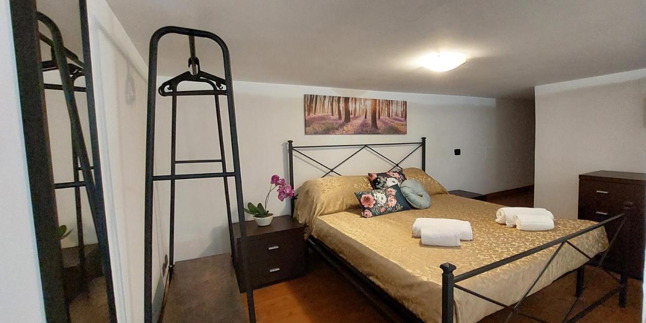 Gemelli Holidays -2 Easy Lofts, Groundfloor With Courtyard, Mezzanine Bedroom, Baby & Pet Friendly, Near Monte Mario Station Connecting To Center In 20 Minutes, 2 Steps From Bus, Groceries, Restaurants, Park, Cycle Path - Warm Guest Care In 4 Languag Luaran gambar