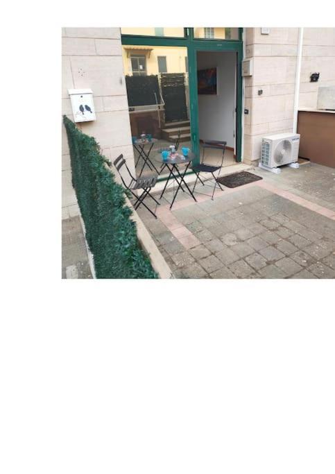 Gemelli Holidays -2 Easy Lofts, Groundfloor With Courtyard, Mezzanine Bedroom, Baby & Pet Friendly, Near Monte Mario Station Connecting To Center In 20 Minutes, 2 Steps From Bus, Groceries, Restaurants, Park, Cycle Path - Warm Guest Care In 4 Languag Luaran gambar