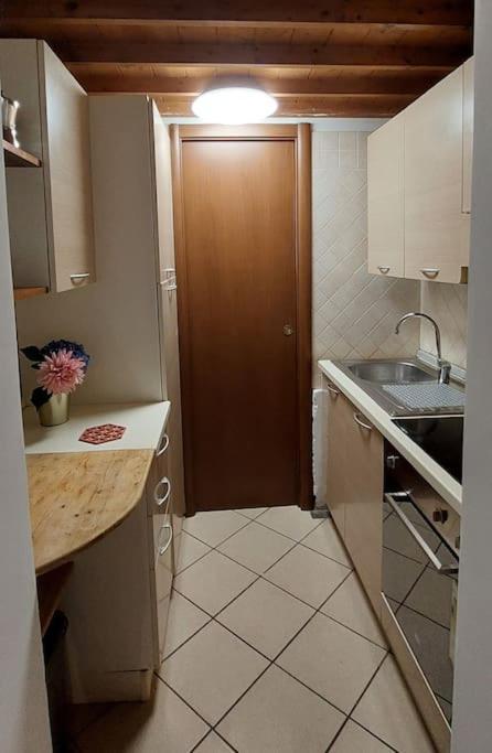Gemelli Holidays -2 Easy Lofts, Groundfloor With Courtyard, Mezzanine Bedroom, Baby & Pet Friendly, Near Monte Mario Station Connecting To Center In 20 Minutes, 2 Steps From Bus, Groceries, Restaurants, Park, Cycle Path - Warm Guest Care In 4 Languag Luaran gambar