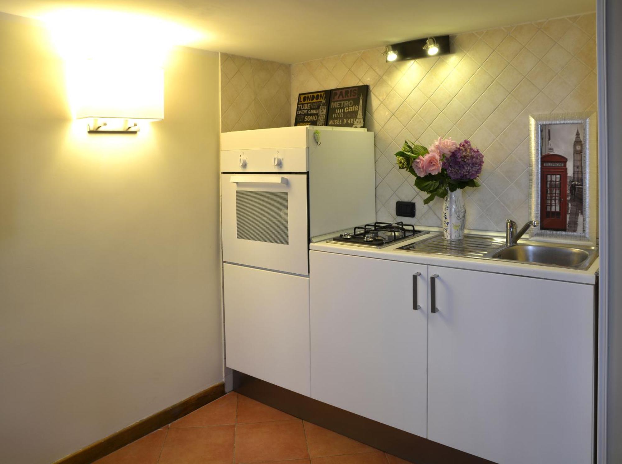 Gemelli Holidays -2 Easy Lofts, Groundfloor With Courtyard, Mezzanine Bedroom, Baby & Pet Friendly, Near Monte Mario Station Connecting To Center In 20 Minutes, 2 Steps From Bus, Groceries, Restaurants, Park, Cycle Path - Warm Guest Care In 4 Languag Luaran gambar